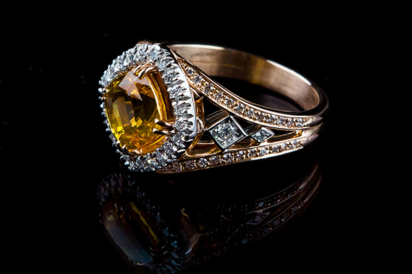 Bague saphir jaune coussin. Monture or rose platine diamants