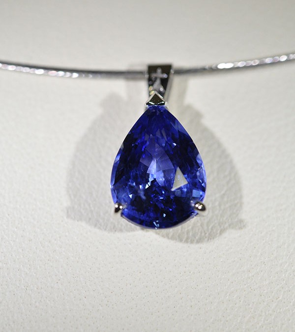 3-clawed sapphire pendant with ermine necklace in white gold