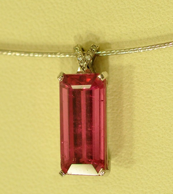 Pendentif tourmaline rubellite or blanc diamants sertis sur la bélière