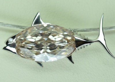 Fish pendant white gold pink diamond