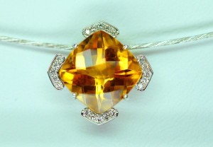Pendentif citrine taille briolette, diamants or jaune monté sur un câble or blanc