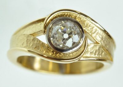Love ring with yellow gold tracery