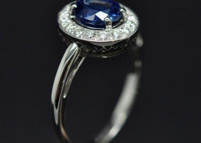 Diamond sapphire entourage ring mounted on white gold – 2/3