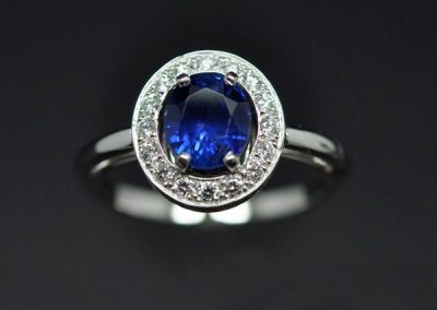 Diamond sapphire entourage ring mounted on white gold 1/3