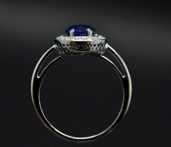 Diamond sapphire entourage ring mounted on white gold – 3/3