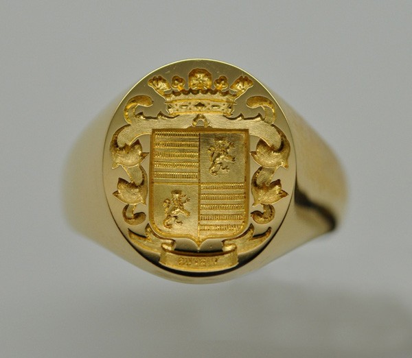 Yellow gold armorie signet ring