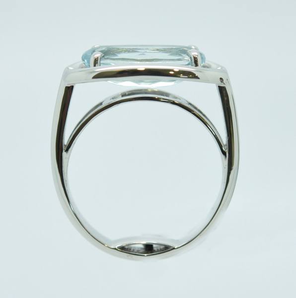 Oval aquamarine ring mounted on white gold – profile view