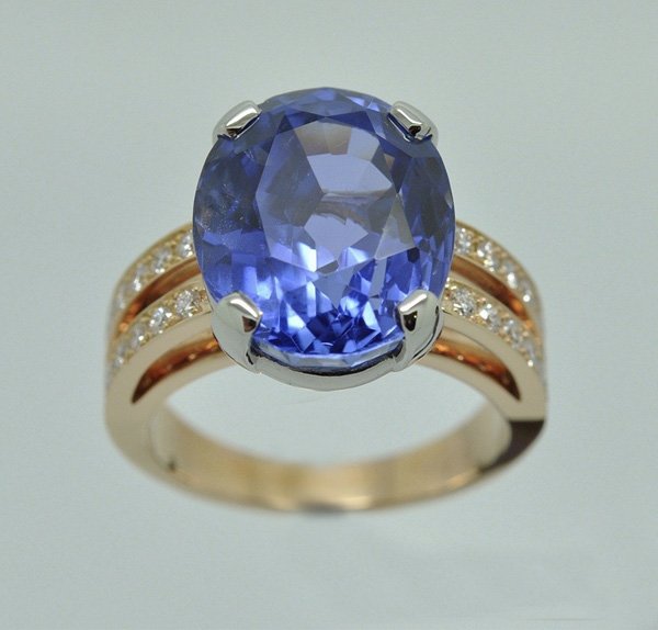 Sapphire ring with platinum rose gold frame and diamonds