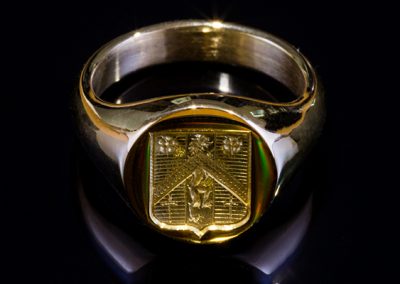 Signet woman coat of arms shield. Yellow gold setting