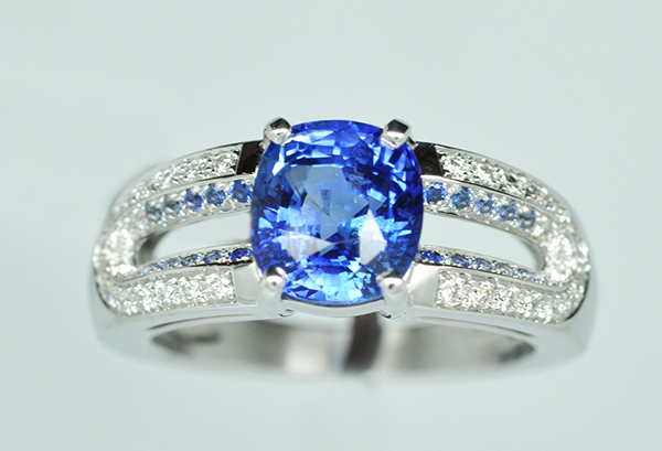 Monture d’un saphir coussin. Dégradé de saphirs dans l’intérieur de l’anneau en allant vers du diamant.