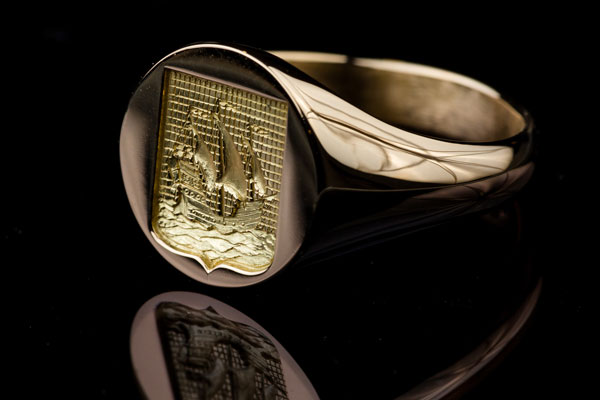 Signet ring for Man Yellow Gold Engraving Boat