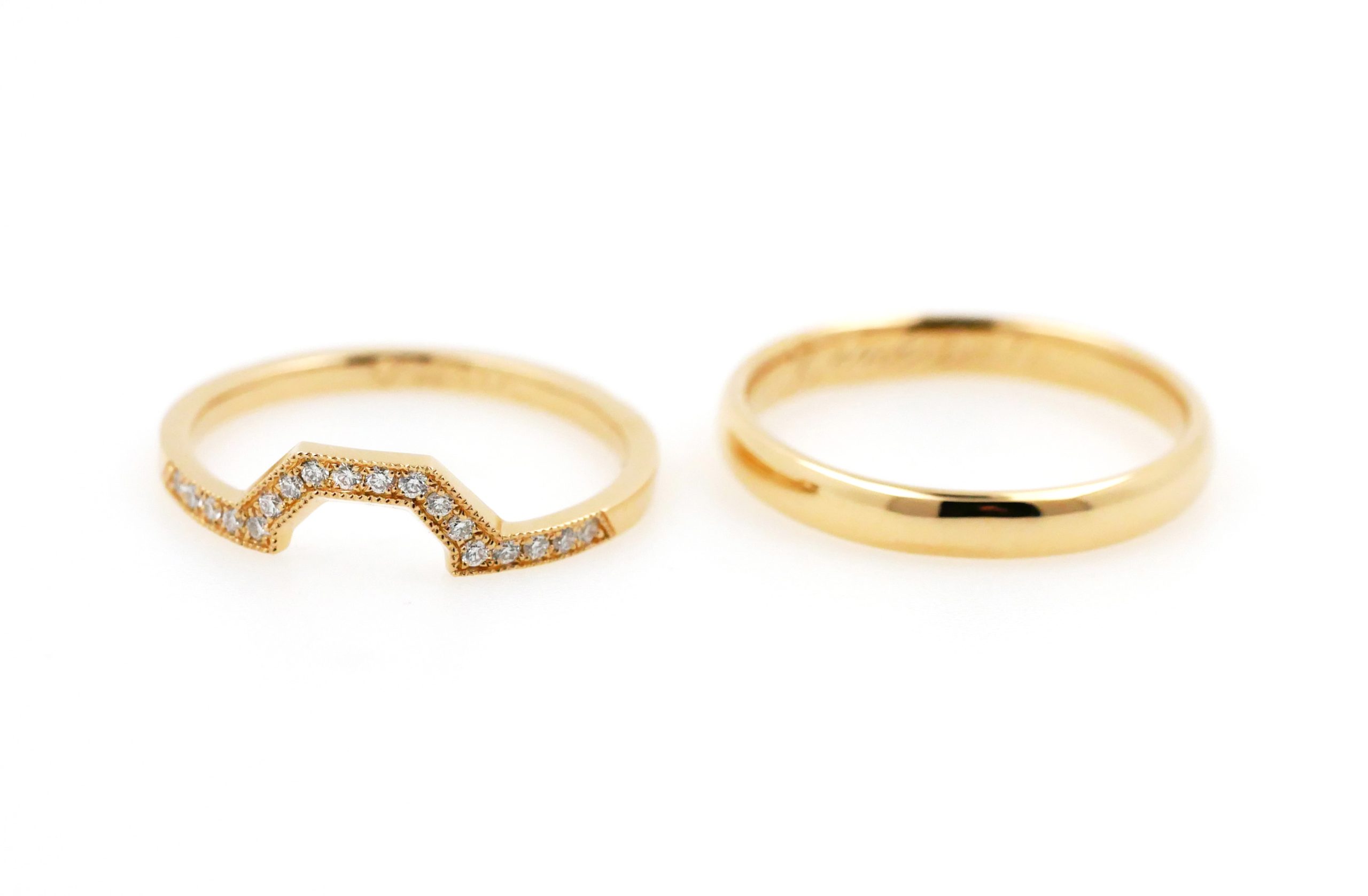 Duos d'alliances en or jaune : "Epouse-moi" pour Madame suivant le design de la bague de fiançailles et incrusté de diamants et poli pour Monsieur