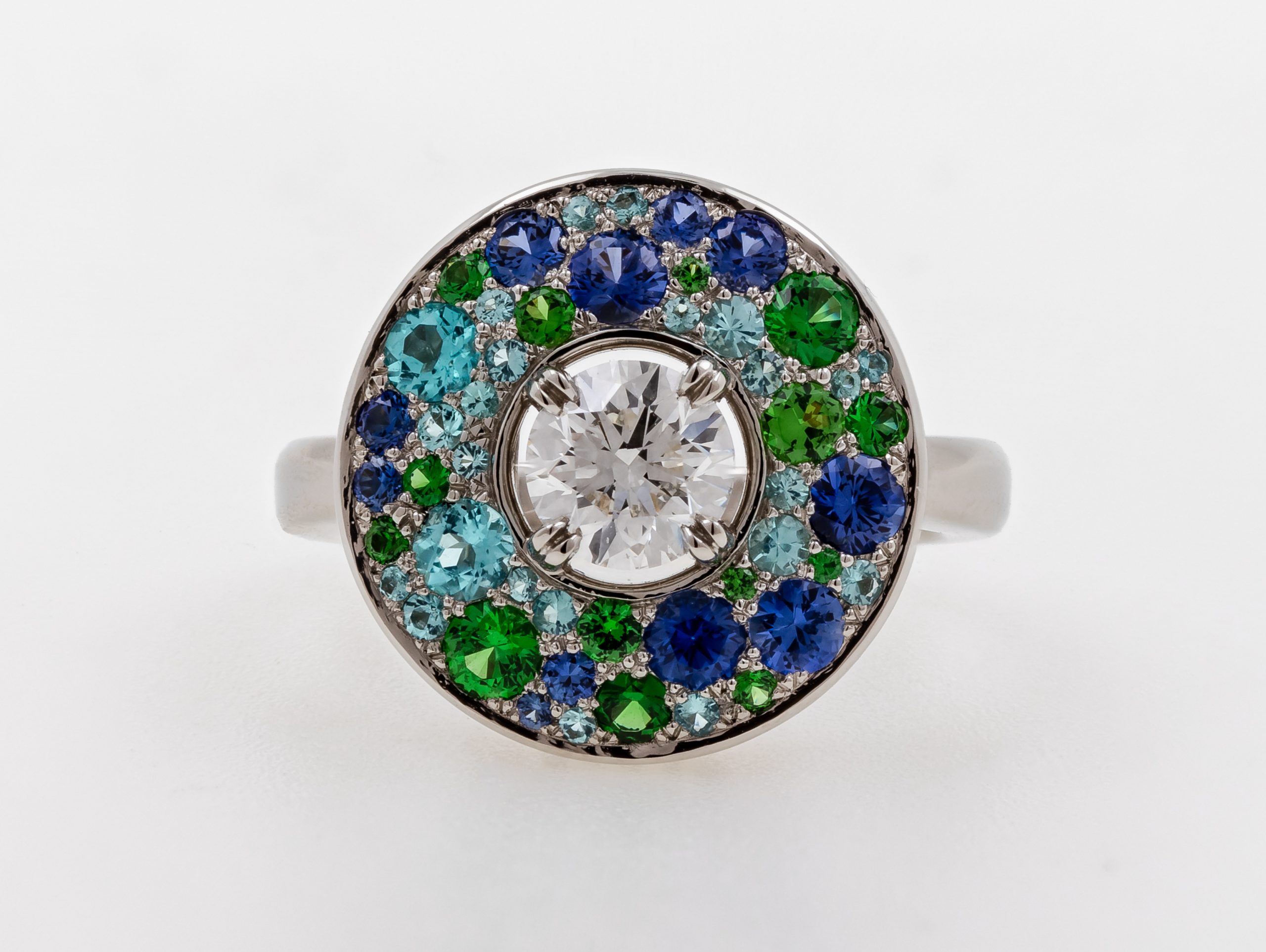 Bague en platine, diamant de centre et pavage de saphirs bleus, tourmalines paraïbas et grenats tsavorites