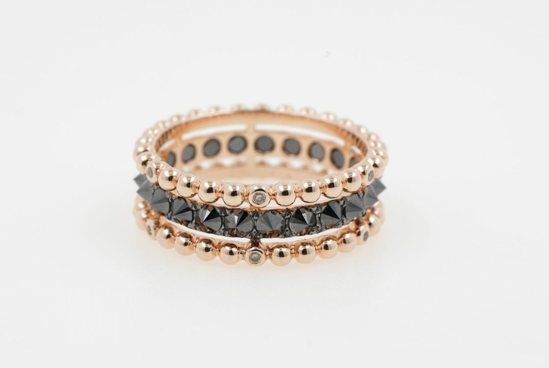 Bague bandeau en or rose, diamants noirs pointe en haut et diamants cognacs