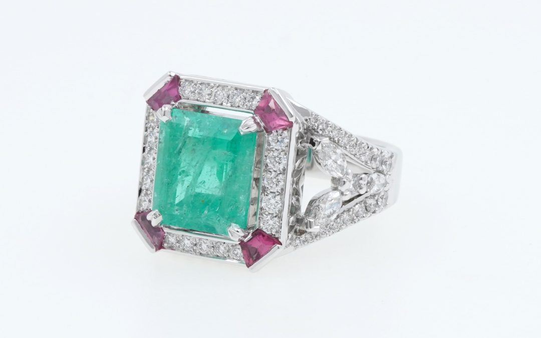 Bague En Or Blanc Palladié, Émeraude, Saphirs Et Diamants