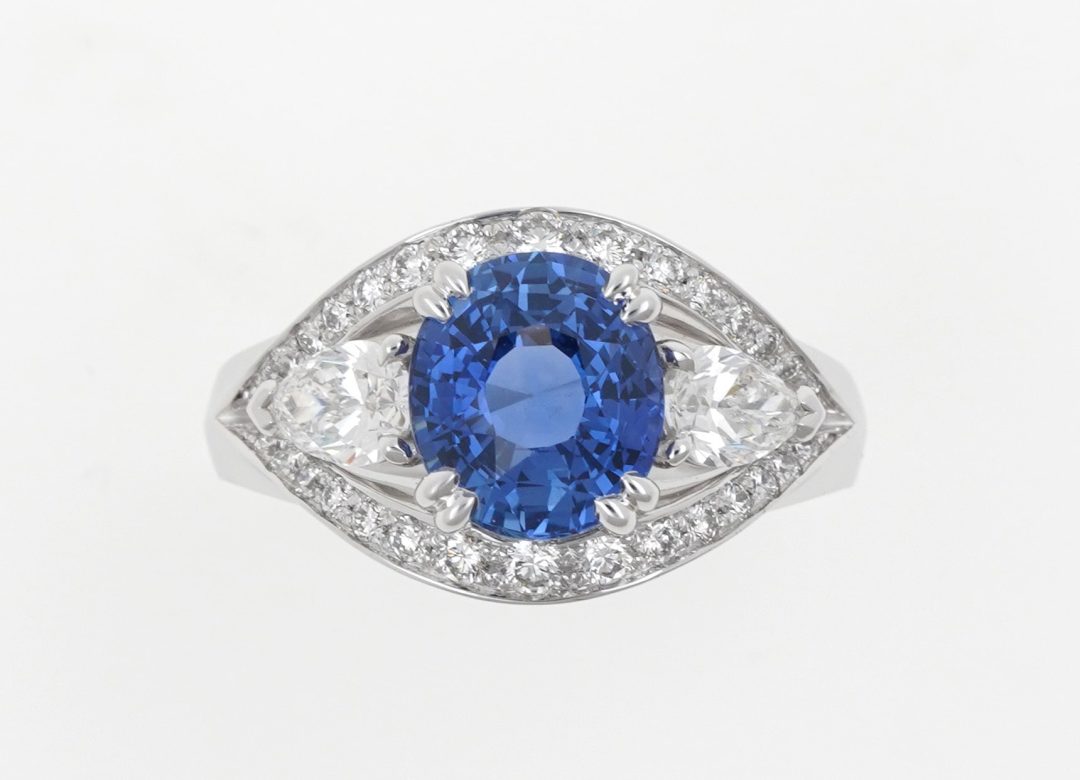 Bague en or blanc palladié, saphir et diamants