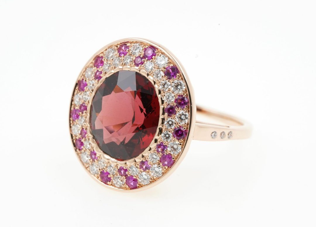 Bague en or jaune, grenat rhodolite et diamants
