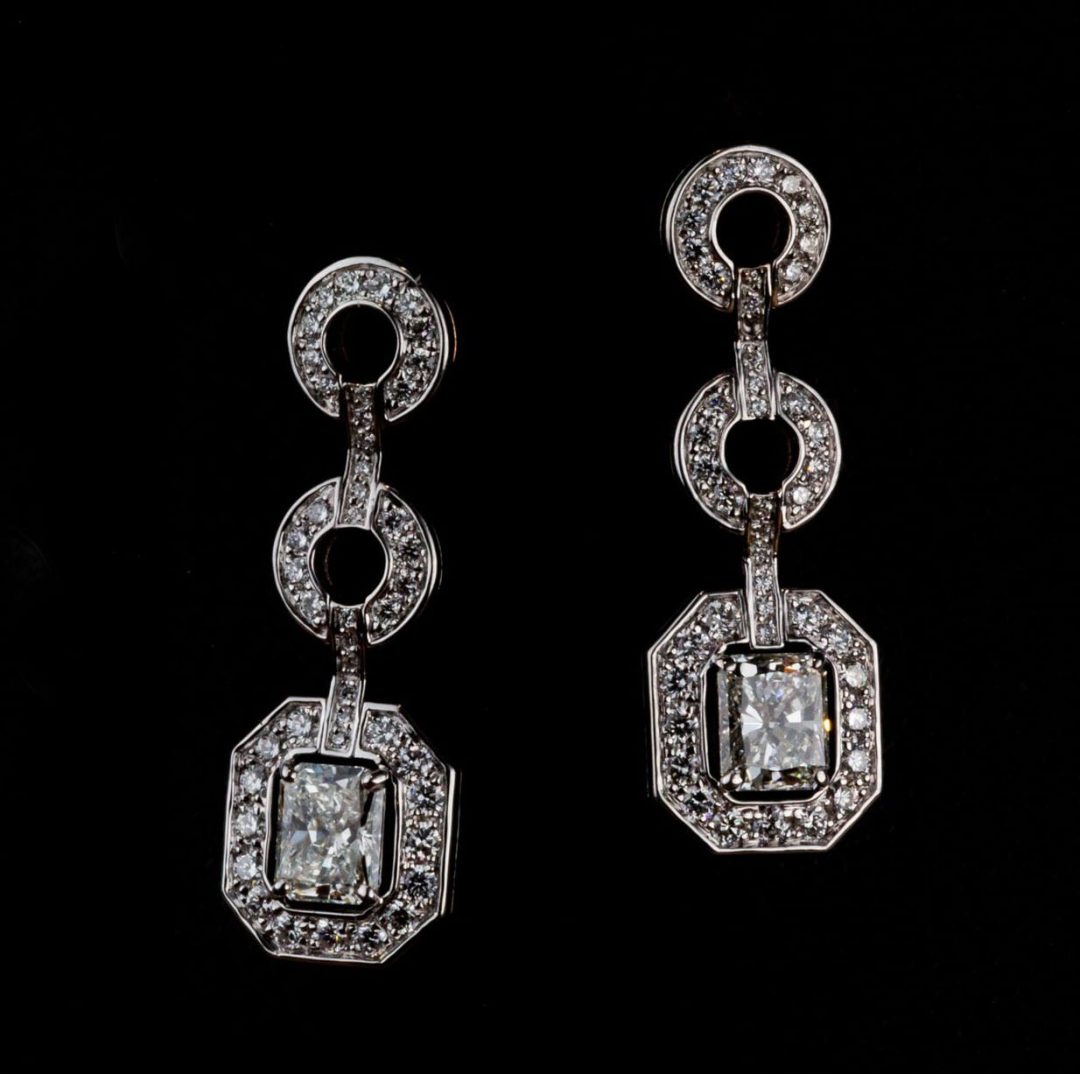 Boucles d'oreilles en or blanc palladié et diamants