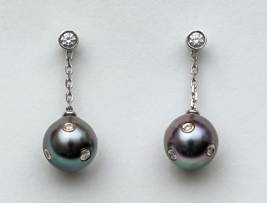 Boucles d'oreilles en or blanc palladié, perle de Tahiti et diamants