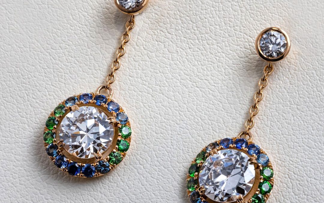 Boucles D’Oreilles En Or Rose Grenats Tsavorites Saphirs Et Diamant