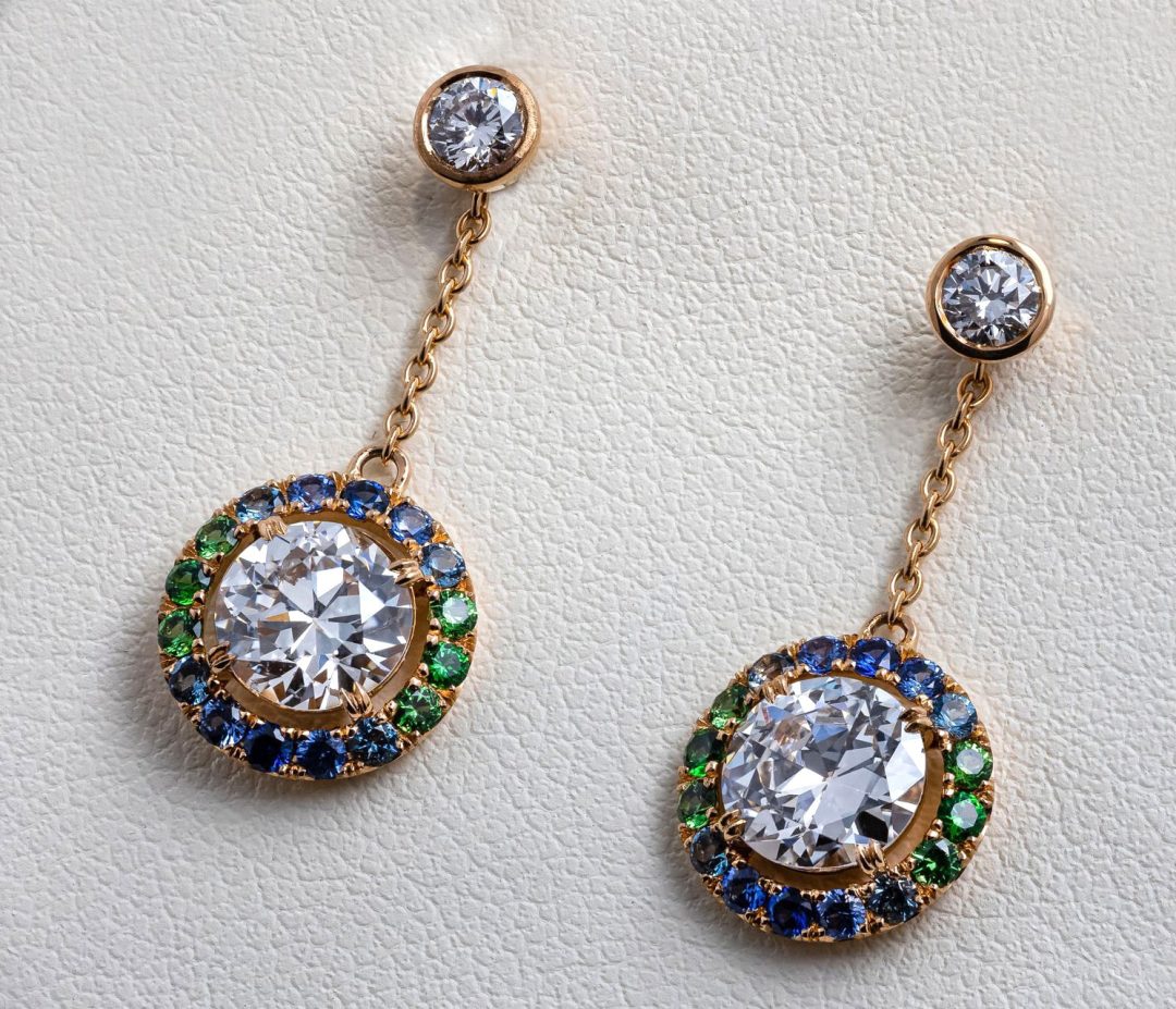 Boucles d'oreilles en or rose, grenats tsavorites, saphirs et diamant