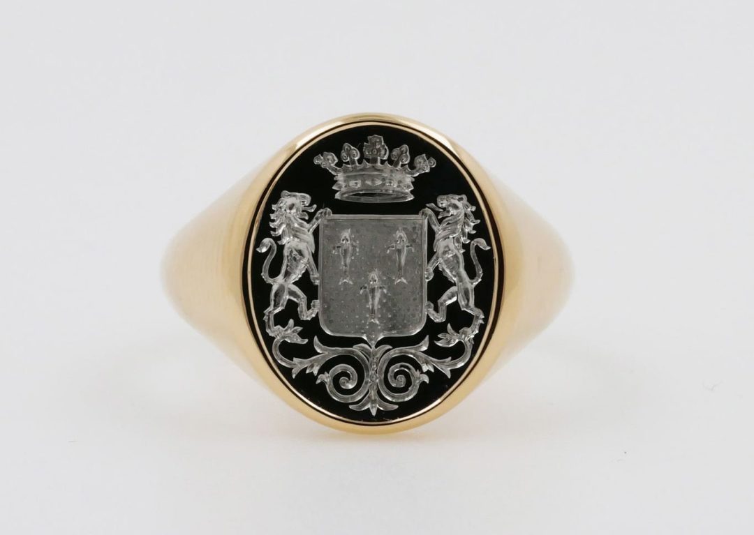 Heraldic signet ring in yellow gold and platinum