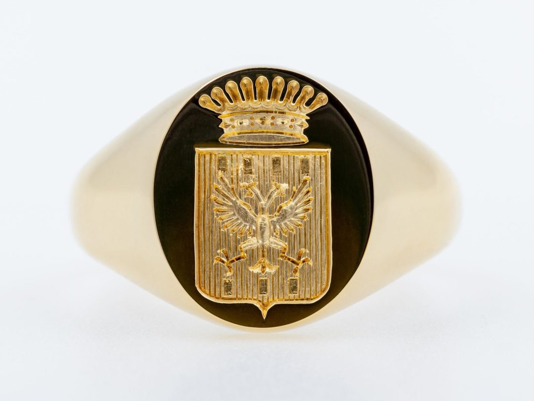 Heraldic signet ring in yellow gold