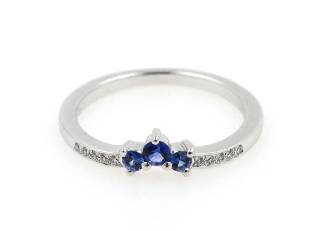 Ring in palladied white gold and blue sapphires