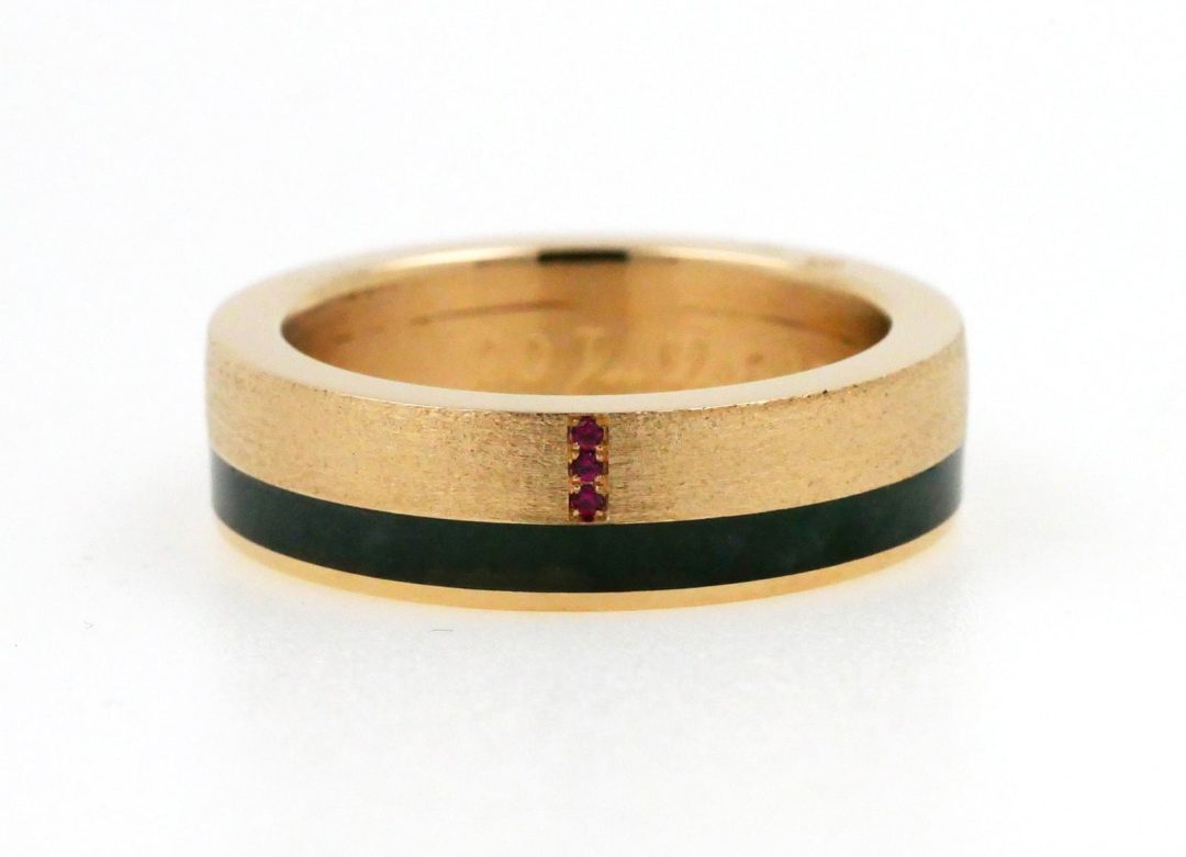 Ring in sanded yellow gold, jade and ruby