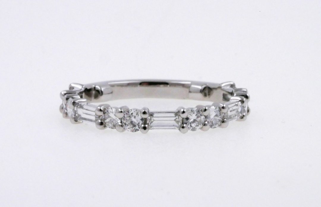 alliance en platine et diamants taille baguette et taille brillant