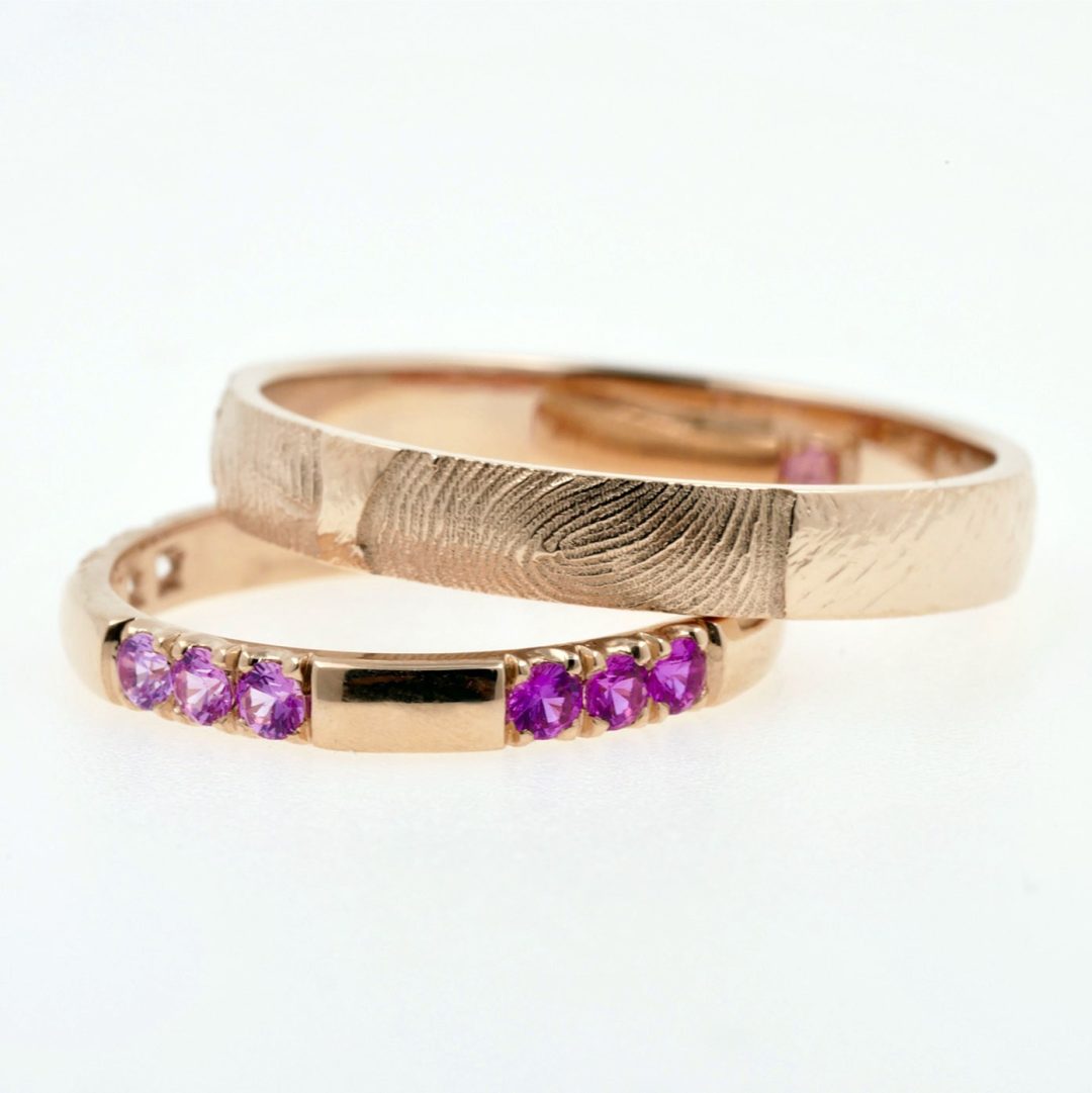 duo d'alliances en or rose, saphirs roses et empreinte