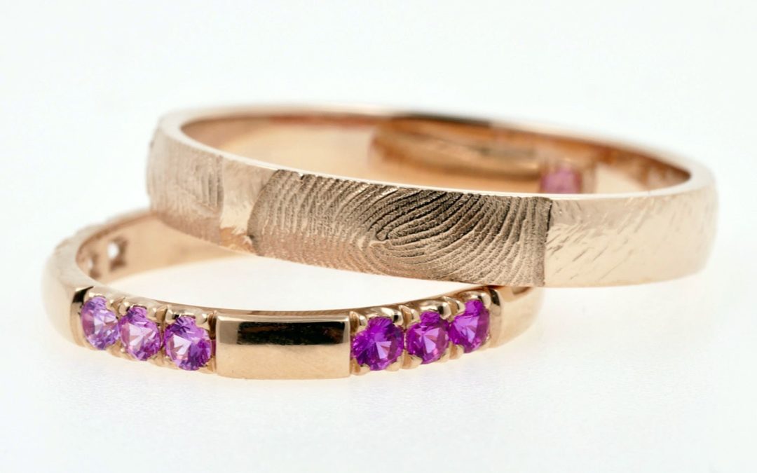 Duo D’Alliances En Or Rose, Saphirs Roses Et Empreinte