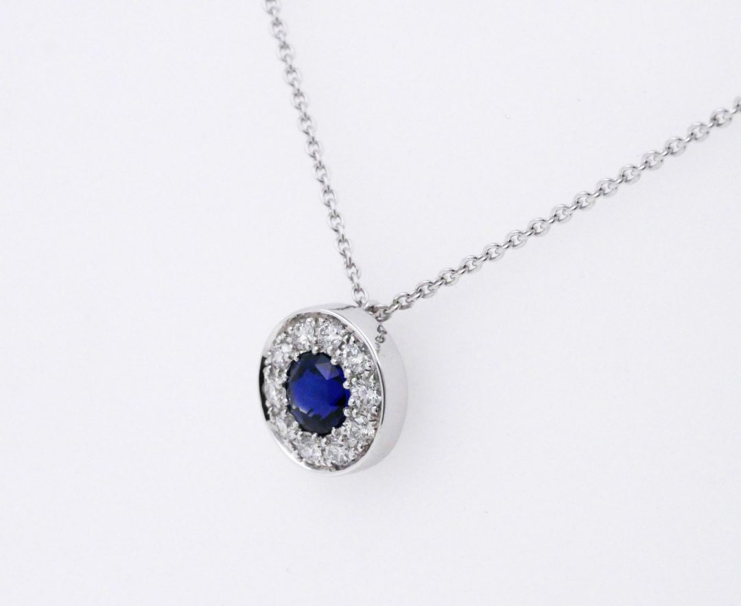 pendentif en or blanc palladié, saphir et diamants