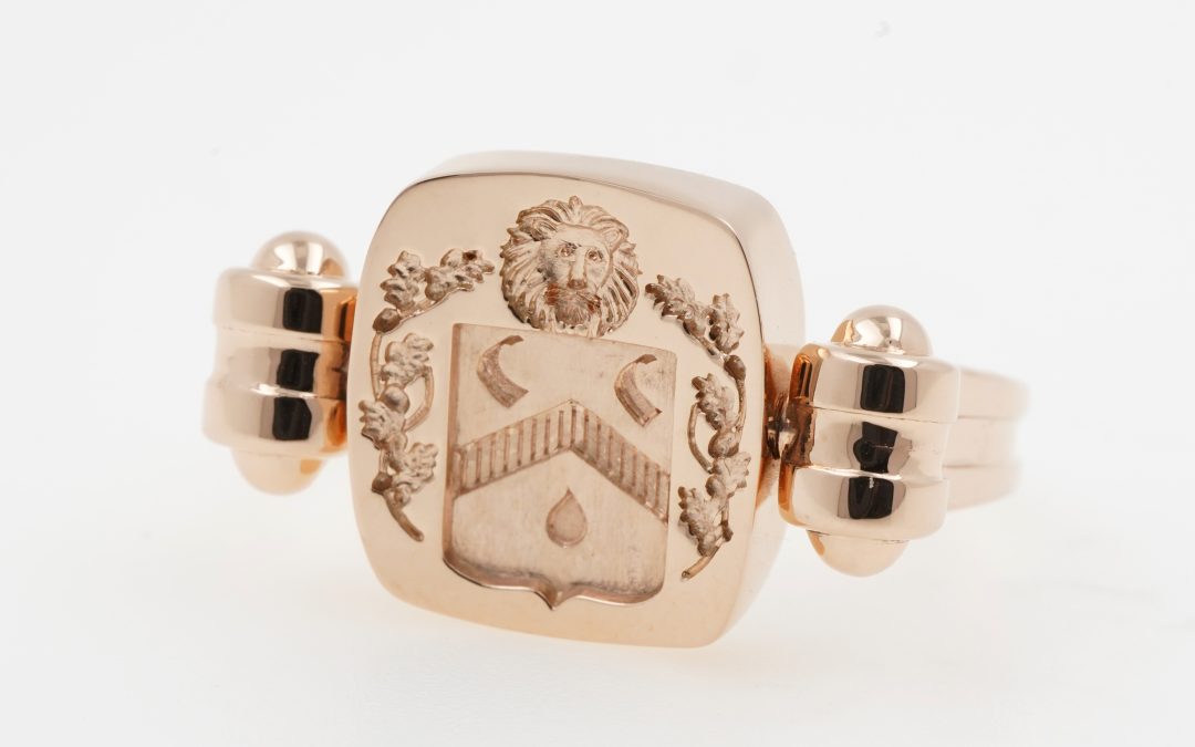 Revito-Verso armorized signet ring in rose gold