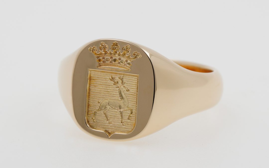 Heraldic barrel hearing in yellow gold, chick of modern shape and crown