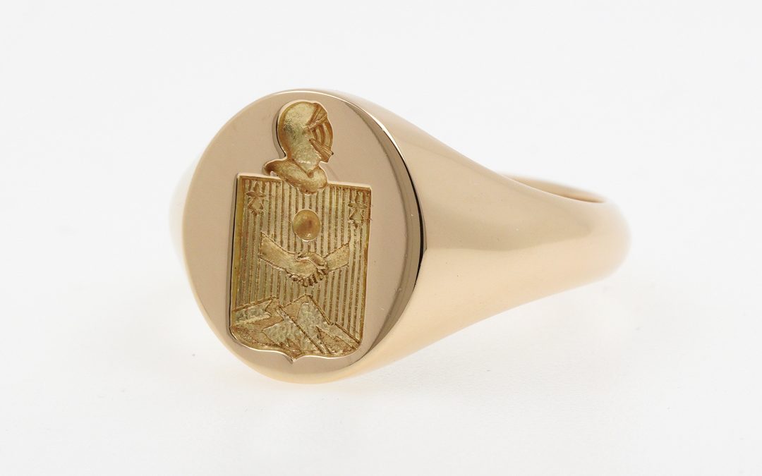 Heraldic signet ring in yellow gold, oval tray and helm