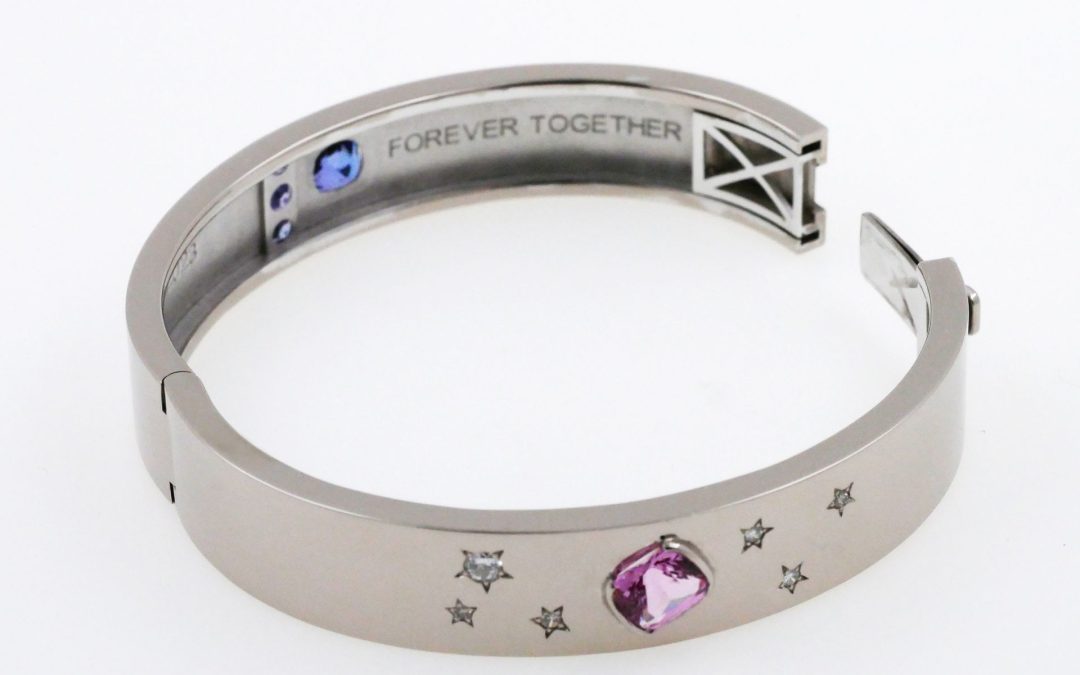 Jonc en or blanc, diamants, saphir rose et bleu