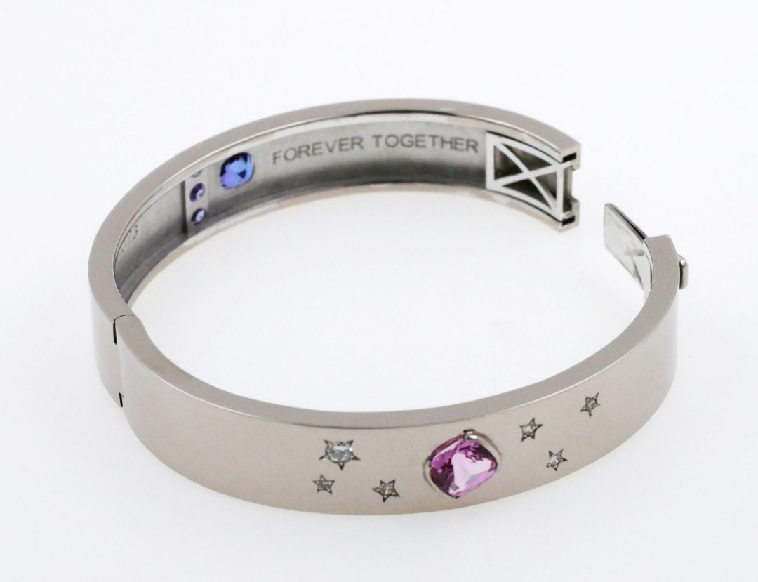 Bracelet jonc ouvrant en or blanc serti de saphirs bleus, saphirs roses et diamants, bijou artisanal de luxe aux pierres précieuses multicolores, Bijouterie Griffon.