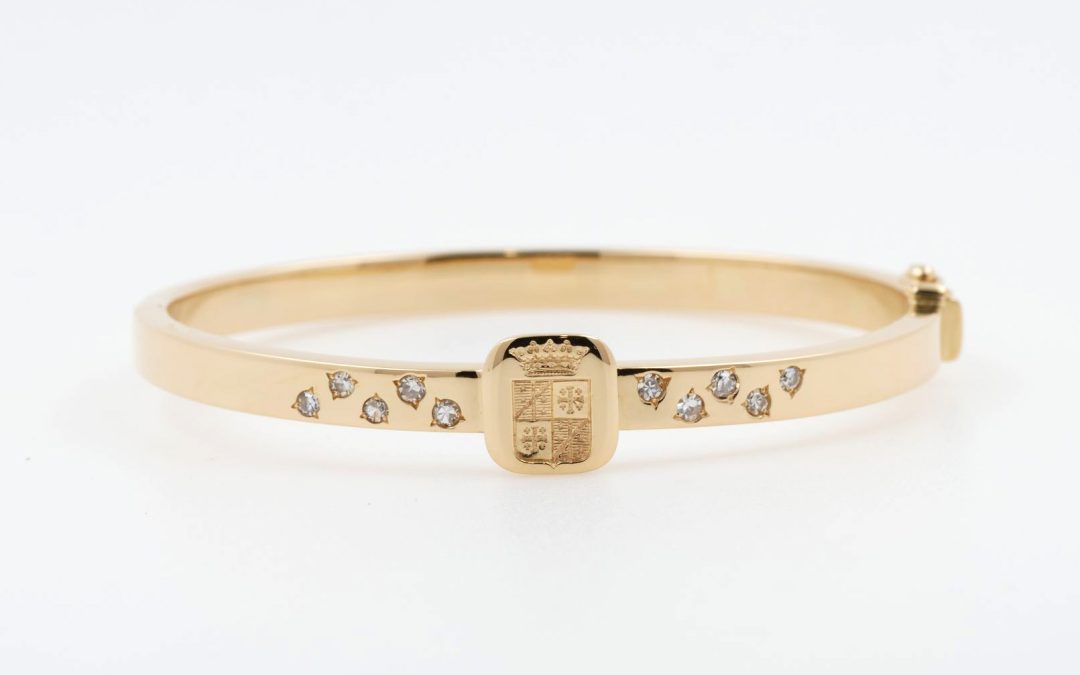 Jonc en or jaune, armoiries et diamants