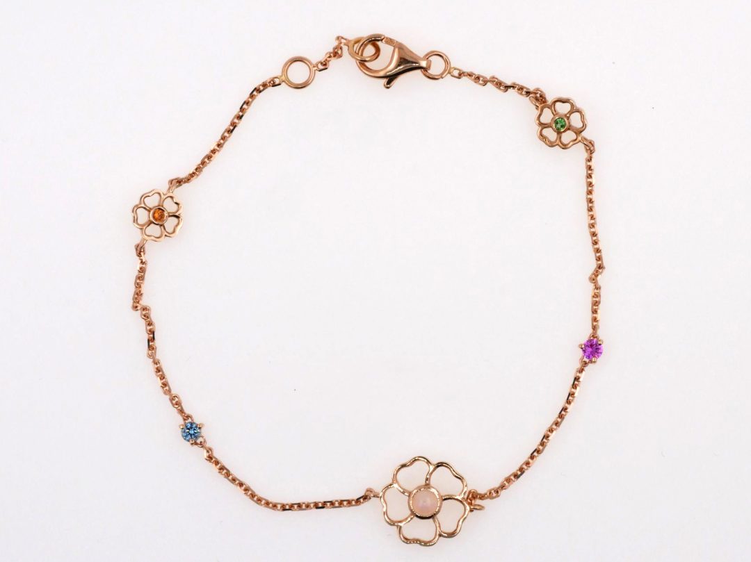 Bracelet en or rose orné d'un motif fleur serti de pierres fines multicolores, joaillerie artisanale et colorée Bijouterie Griffon.