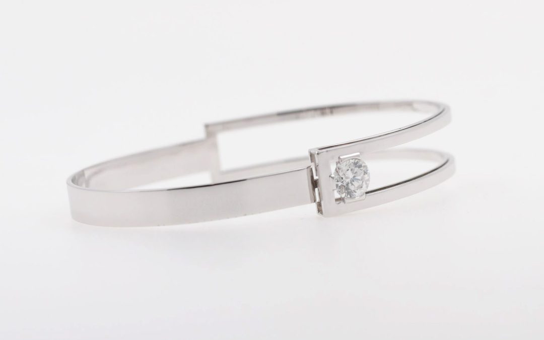 Jonc asymétrique en or blanc et diamant