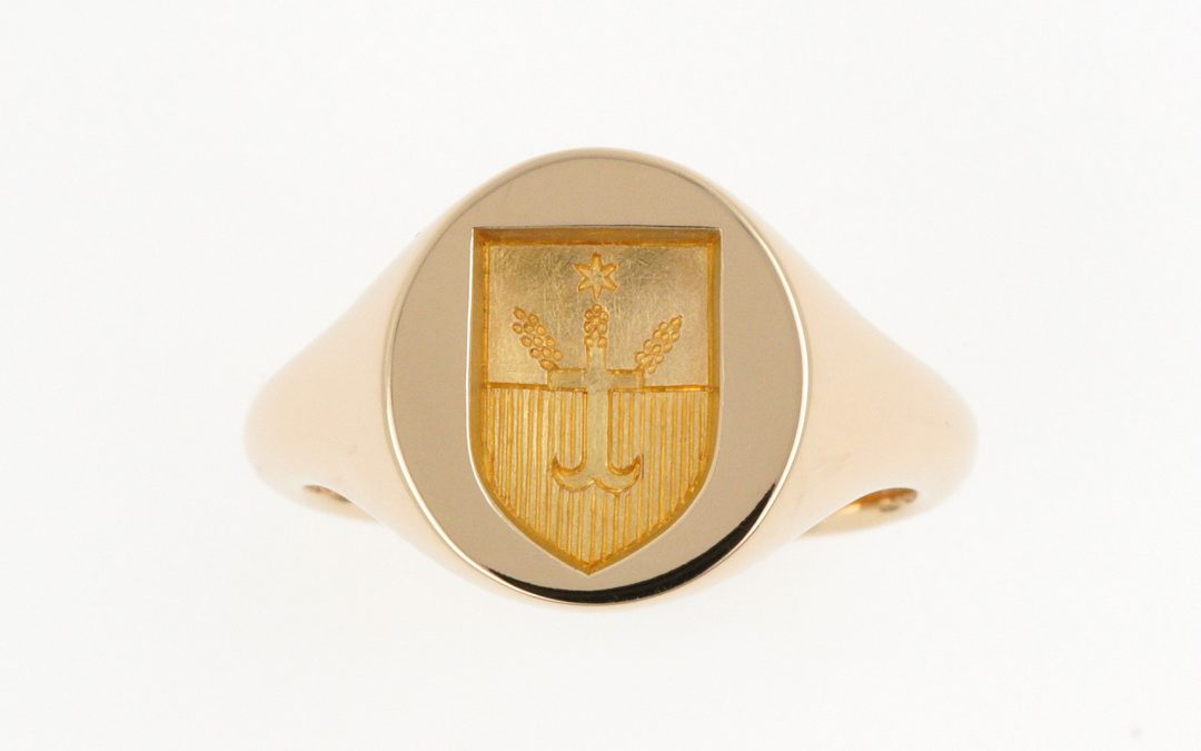 Oval heraldic signet ring in yellow gold