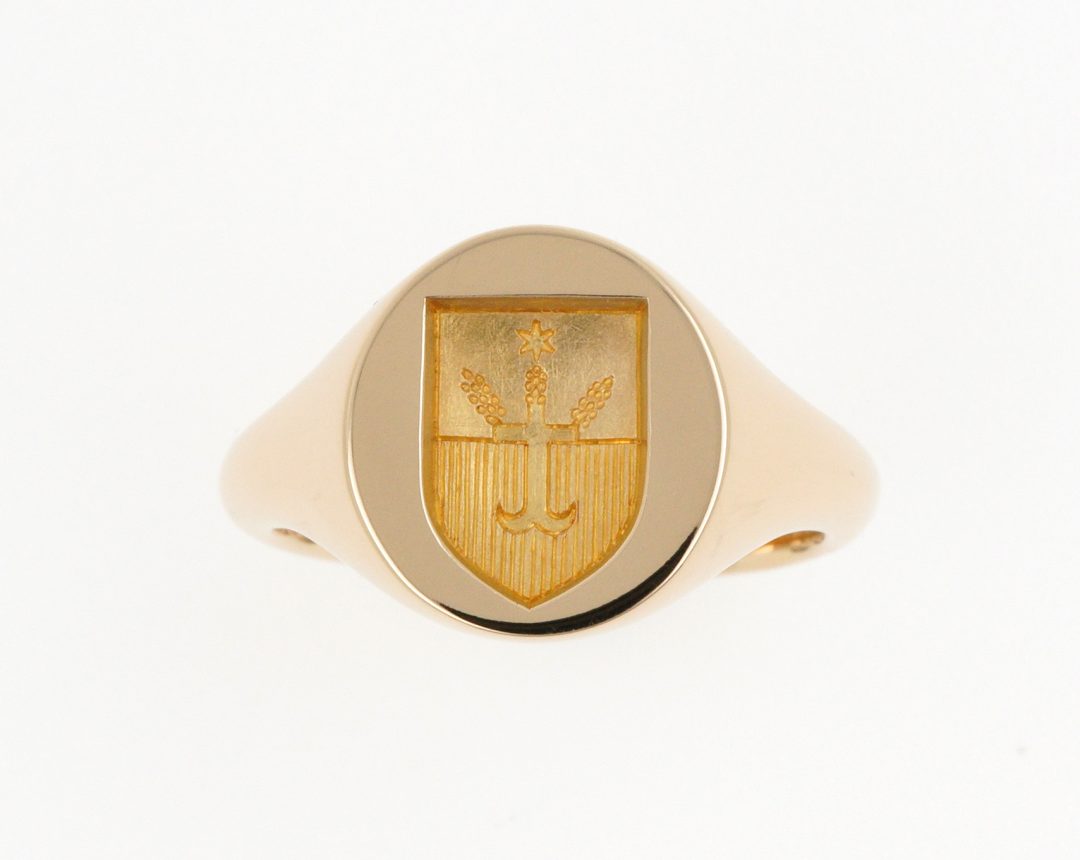 Chevalière armoriée en or jaune massif avec gravure d'écu héraldique, bijou héraldique artisanal personnalisé, Bijouterie Griffon.