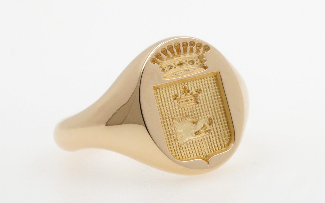 Heraldic signet ring in yellow gold, oval face and crown