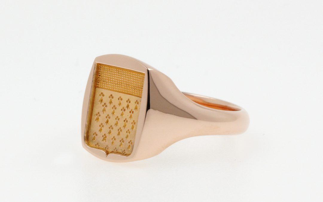 Rose gold barrel-shaped signet ring with coat of arms, shield-shaped crest