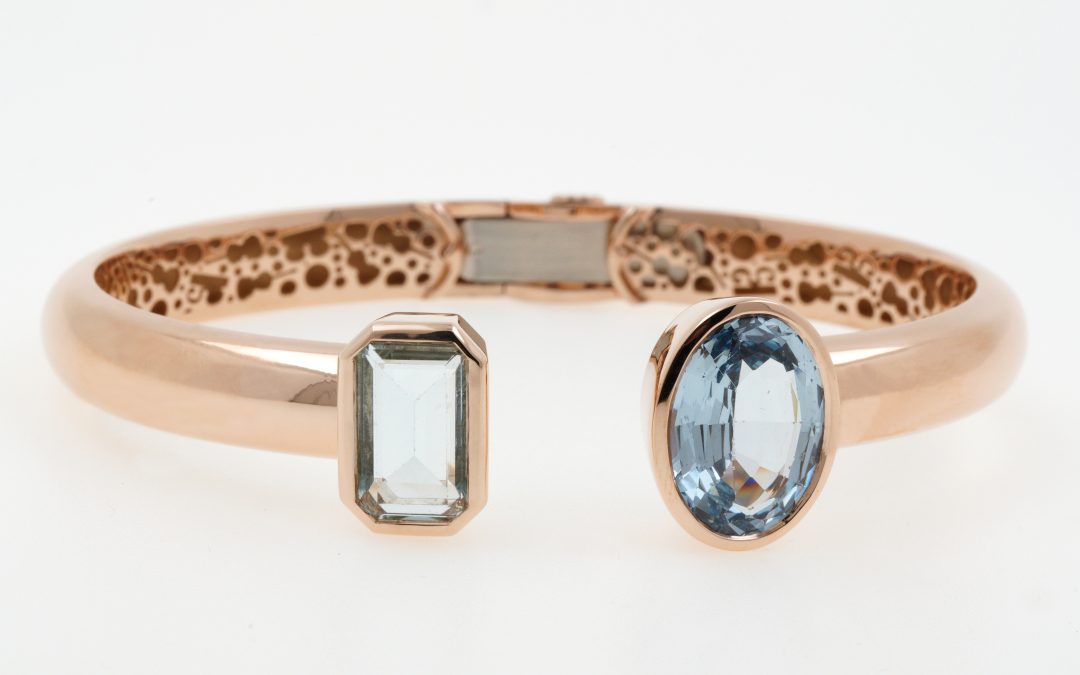 Jonc à sytème d’ouverture, en or rose et serti d’aigues-marines