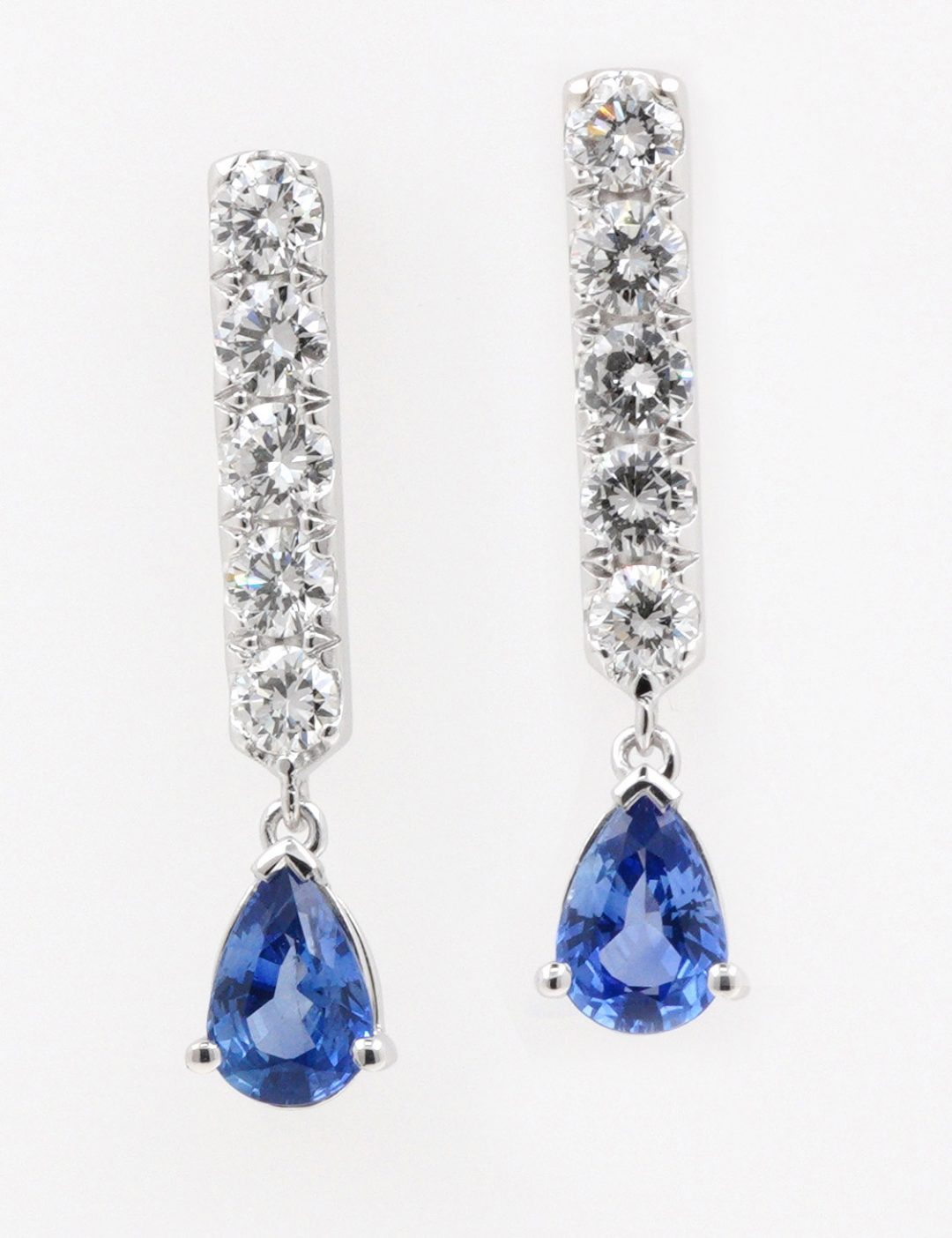 Paire de boucles d'oreilles en or blanc serties de saphirs bleus profonds et de diamants brillants, joaillerie de luxe artisanale Bijouterie Griffon.