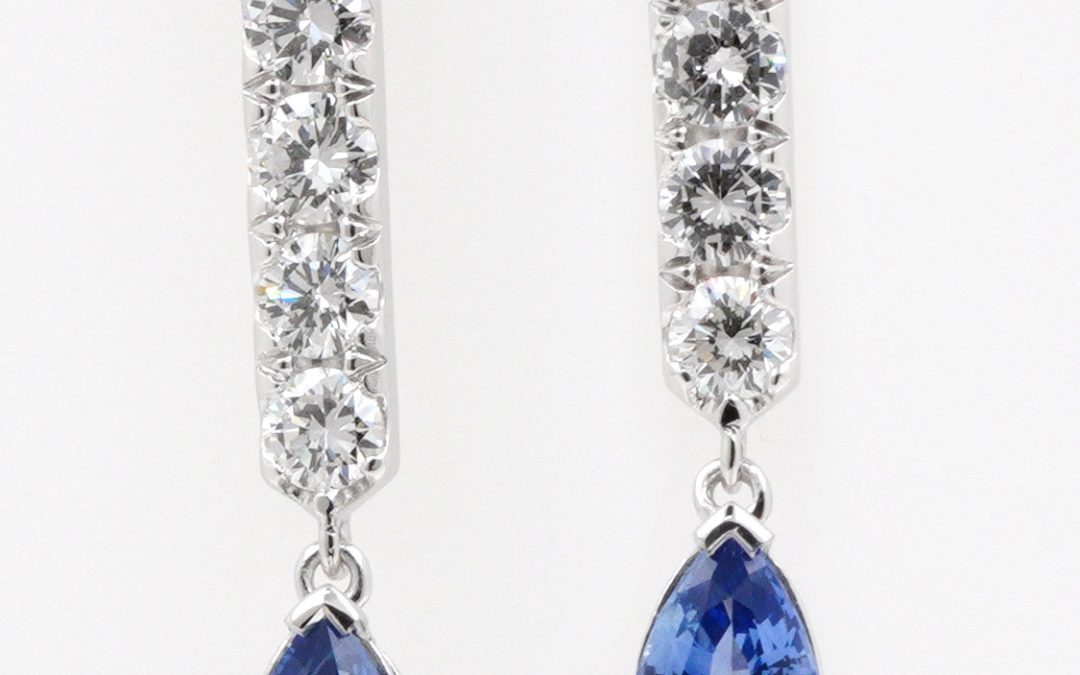 Boucles d’oreilles en or blanc, diamants et saphirs bleus taille poire