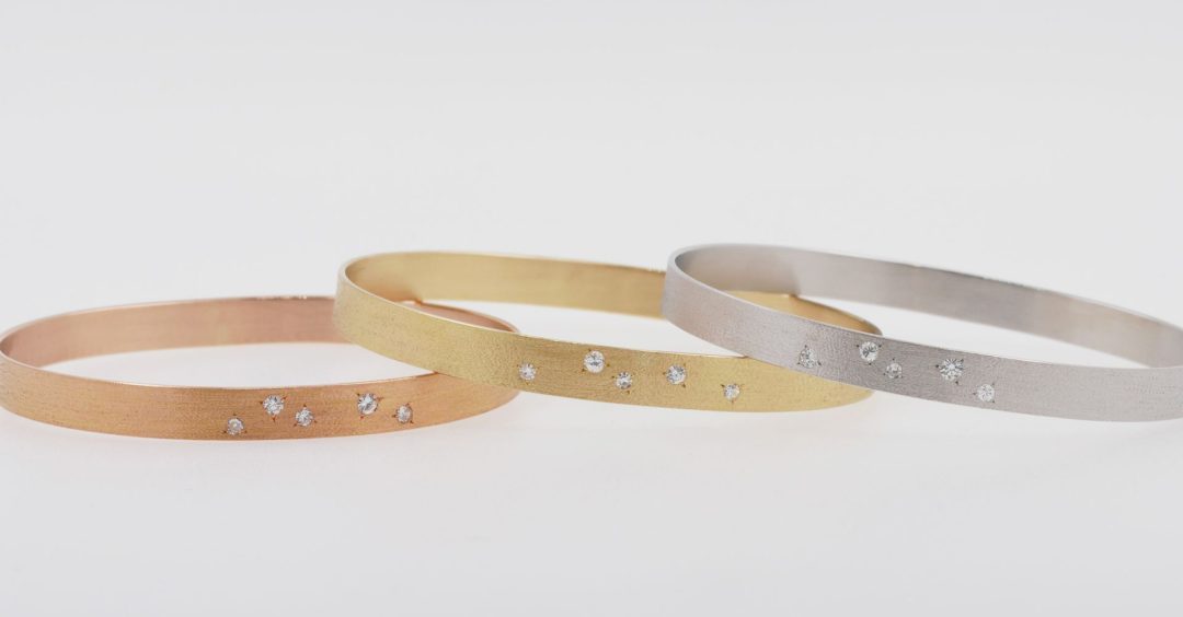 Trio de bracelets joncs en trois ors (or rose, or jaune et or blanc) avec finition brossée et sertis de diamants, bijoux artisanaux Bijouterie Griffon.