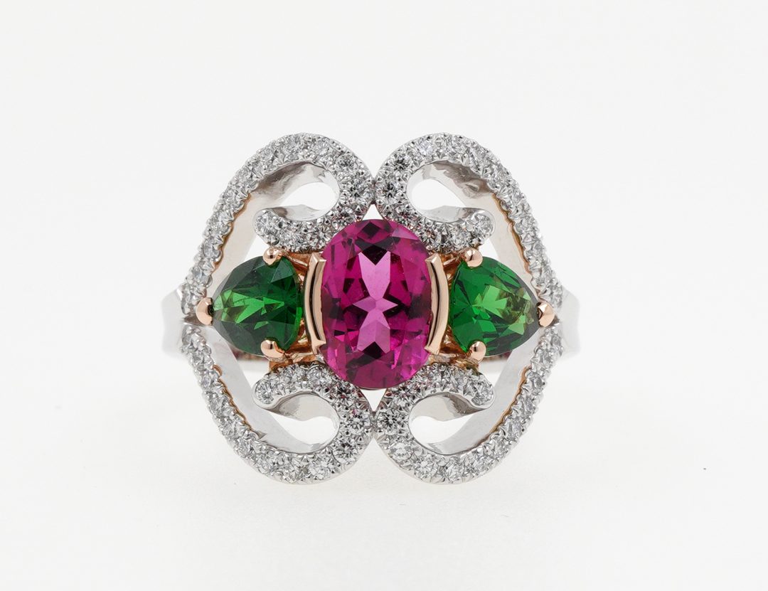 Bague bicolore en or blanc et rose sertie d'un grenat tsavorite et d'une tourmaline rose.